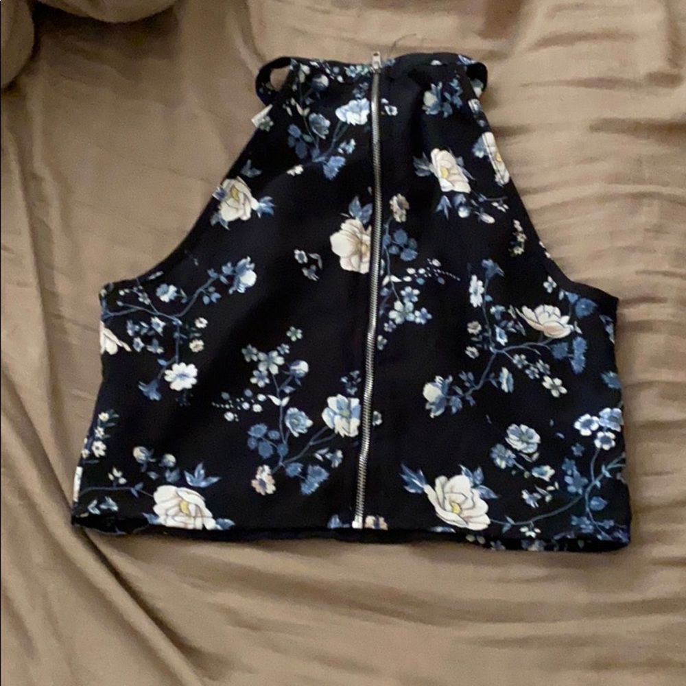Crop top - Picture 2 of 3